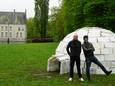 Curatoren Jan D'Hooghe en David Eeckhaoudt bij de iglo in het kasteelpark Cortewalle