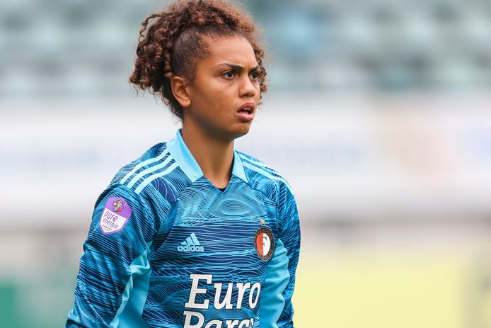 Jacintha Weimar in het keepersshirt van Feyenoord.