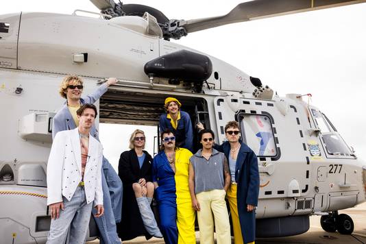 Ambassadeurs van de Vrijheid Son Mieux op vliegbasis Gilze-Rijen. De ambassadeurs reizen per helikopter naar bevrijdingsfestivals door het hele land.