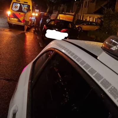 Vrouw botst op geparkeerde auto in Prinsenbeek, beginnende bestuurster raakt rijbewijs kwijt