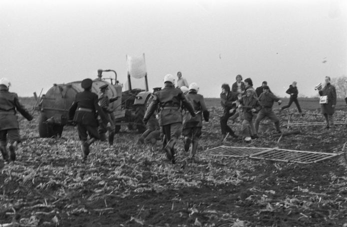 Met de wapenstok in de aanslag gaat de politie in december 1971 betogers te lijf.