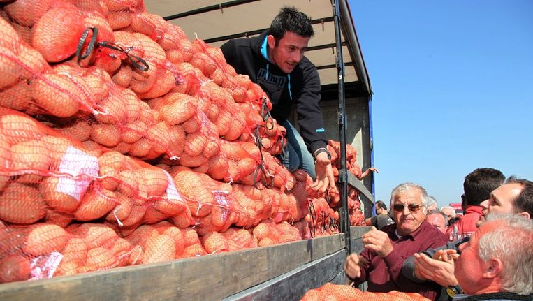Consumenten kopen aardappels direct van de boeren, zoals hier in Karditsa. Beeld EPA