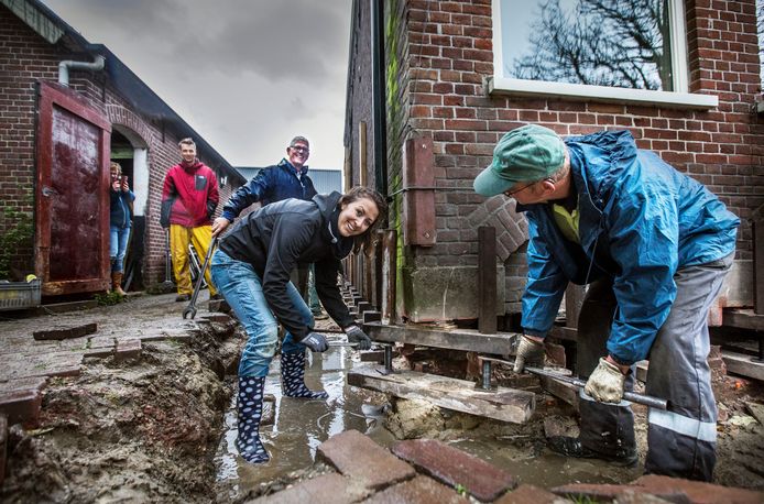 Linksmidden bewoner Esther van Winden met daarachter haar vader en tevens de vorige bewoner Aad van Winden.