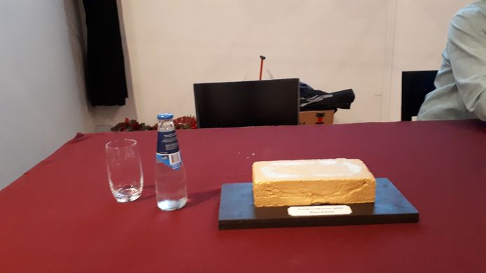 Niels Minnaard van Red Bravis Bergen laakte de afwezigheid van Bravis-bestuurder Hans Ensing. Zijn stoel was symbolisch leeg gelaten met op tafel de hem toegewenste 'gouden baksteen'.