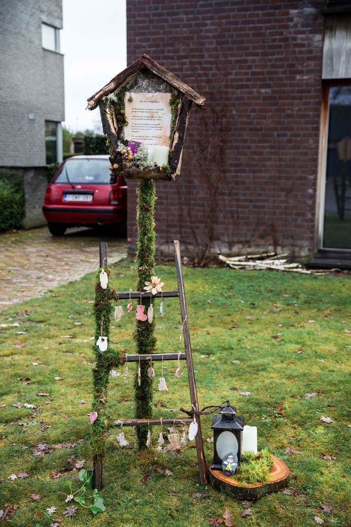 Tijdens de kerstperiode hangen er keramieken hangers voor voorbijgangers in Wijchmaal.