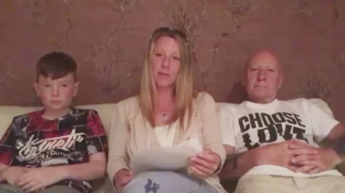 Alex Batty, zijn moeder Melanie en grootvader David in een video die in 2017 door Greater Manchester Police verspreid werd.