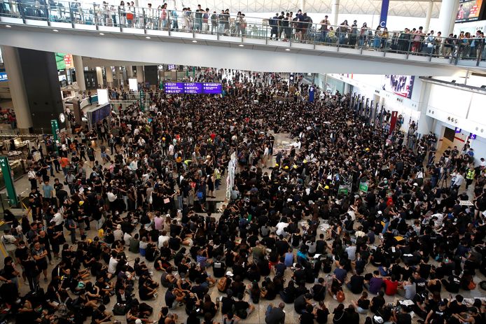 Demonstranten in de luchthaven van Hongkong.