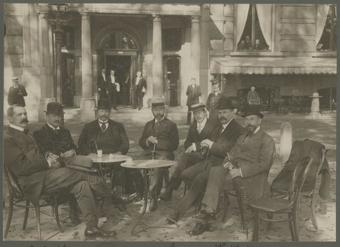 Leden van Sociëteit de Witte op het eerste terras van Nederland op het Plein in Den Haag.