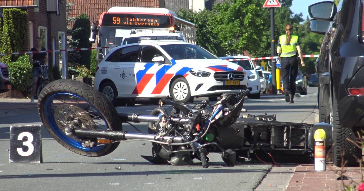 Frontale botsing tussen brommer en auto in Hengelo, automobilist aangehouden.