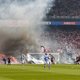 Bekerfinale hervat nadat Ajax-supporters vuurwerk naar eigen keeper gooiden