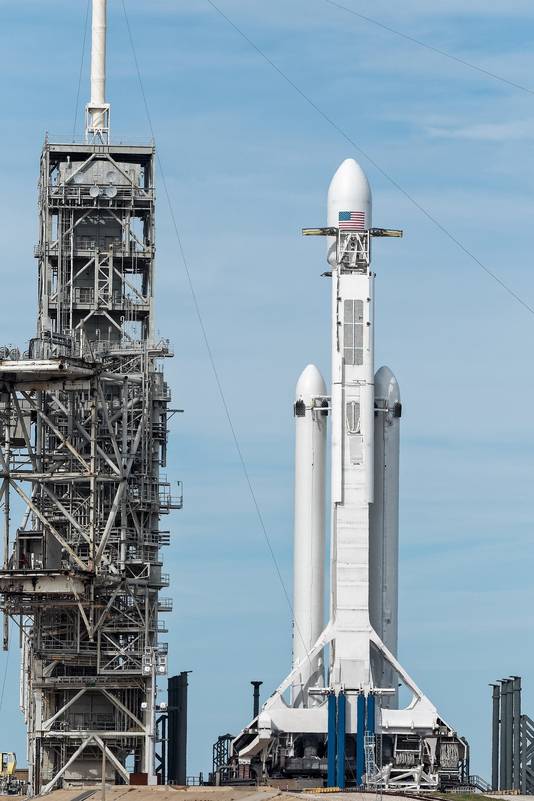 De 70 meter hoge Falcon Heavy wordt op Cape Canaveral naar het lanceerplatform gebracht.