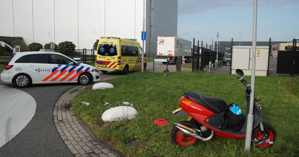 Man glijdt onder vrachtwagen door na botsing in Waalwijk.