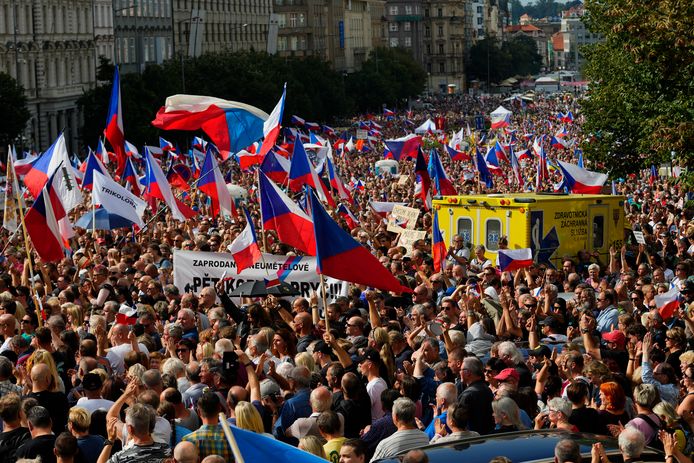 Migliaia di manifestanti a Praga, la capitale ceca, si radunano in piazza Venceslao per protestare contro il governo.