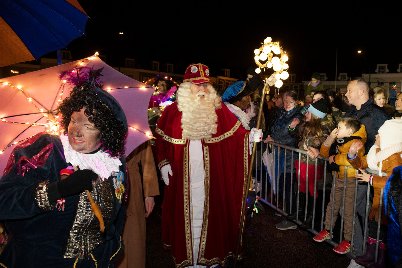 Sinterklaas en zijn Pieten in Wijk bij Duurstede uitgezwaaid met lichtjes Foto AD.nl