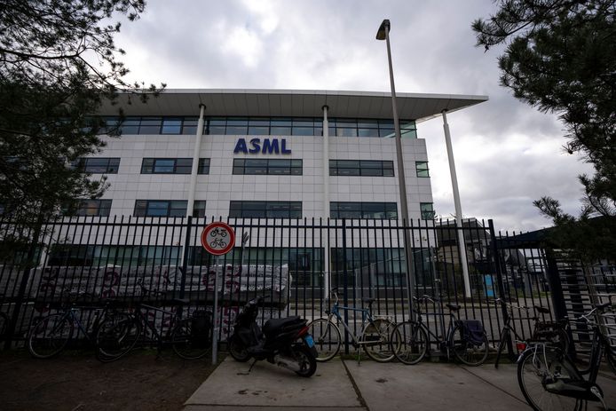 Buitenbeeld van het hoofdkantoor van ASML in Veldhoven.