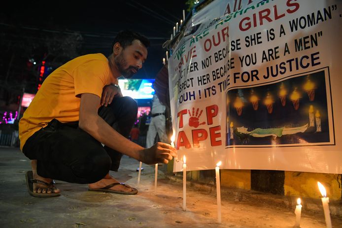 Een man steekt een kaars aan op een stil protest na de verkrachting van en moord op een 27-jarige vrouw eerder in India.