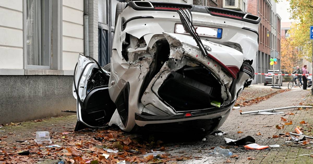 Vluchtende automobilist zonder rijbewijs vliegt na wilde achtervolging in Tilburg over de kop: ‘Wonder dat er geen fietsers en