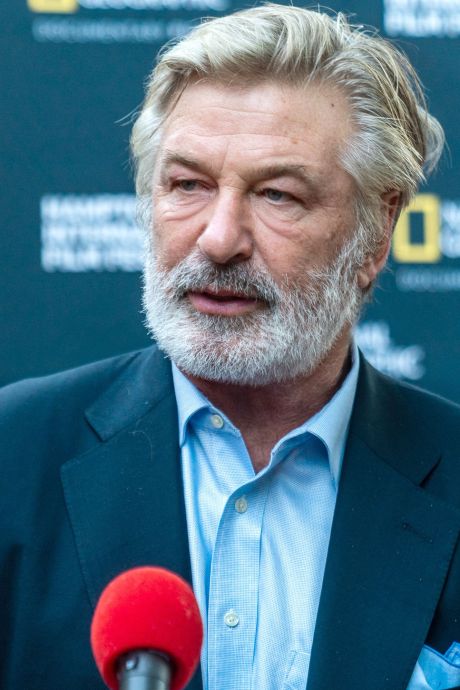 Le téléphone d’Alec Baldwin va être saisi après le tir mortel sur le tournage de “Rust”