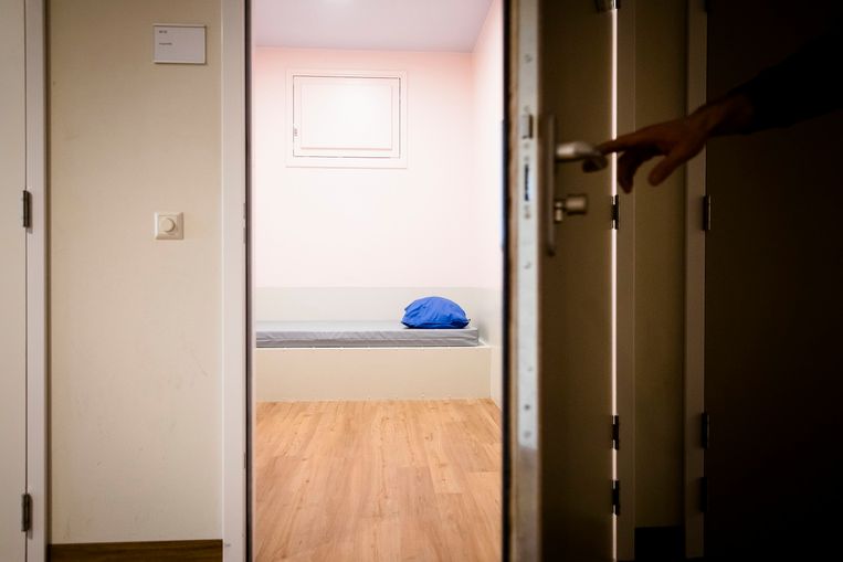 Een opvangkamer op de afdeling Opvang Verwarde Personen op het hoofdbureau van de Politie in Den Haag. Beeld ANP