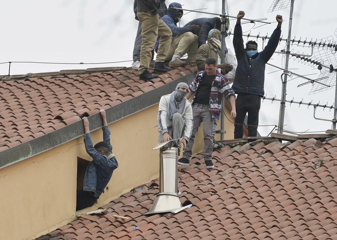 Gedetineerden kruipen op het dak van een gevangenis in Milaan.