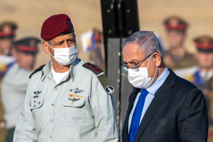 De topman van het Israëlische leger, stafchef Aviv Kochavi, in gesprek met premier Benjamin Netanyahu