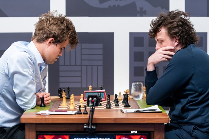 Schakers Magnus Carlsen en Hans Niemann op de Sinquefield Cup in Saint Louis.