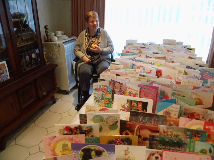 Sandra Ghijssels met een deel van de verjaardagskaartjes die ze kreeg.