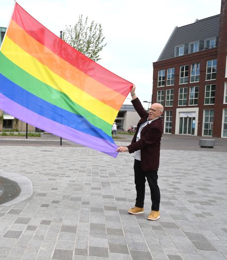 Regenboogvlag wappert op het Louis Jansenplein in Cuijk: ‘Nog steeds onvoldoende acceptatie voor het homohuwelijk’