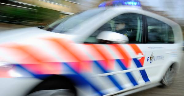 Man slaat andere man plotseling met hamer op het hoofd - AD.nl