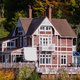 Het fantastische huis uit 'Sex Education' is te huur als vakantiehuis