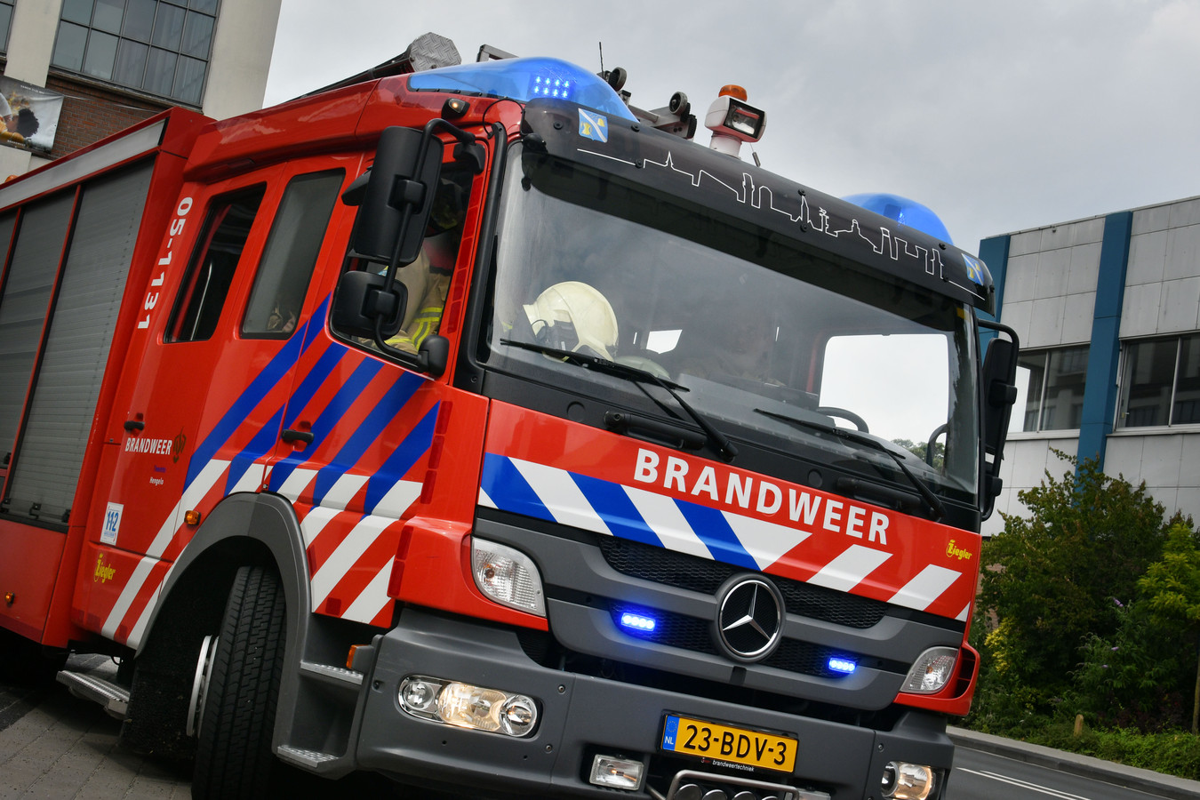 De brandweer rukte groots uit voor de woningbrand in Utrecht.