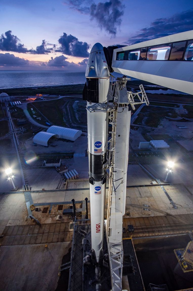 De Falcon 9 van SpaceX met helemaal bovenop de Crew Dragon, de capsule voor bemanning en lading.  Beeld AP