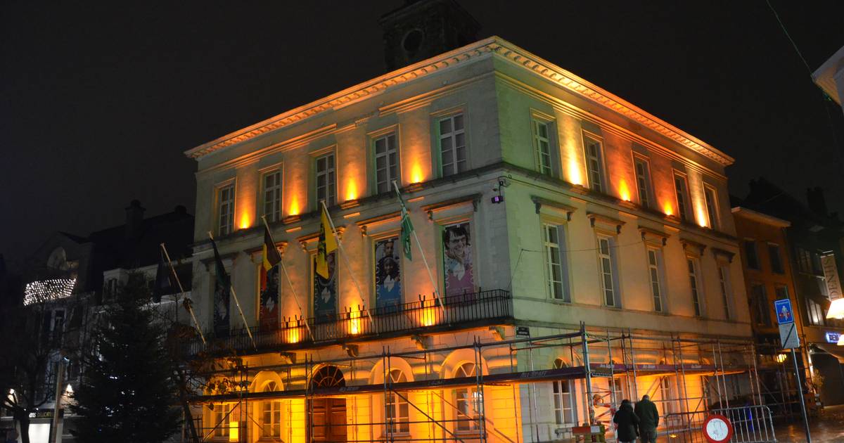 Oud stadhuis kleurt oranje als steun voor vrouwen die slachtoffer zijn