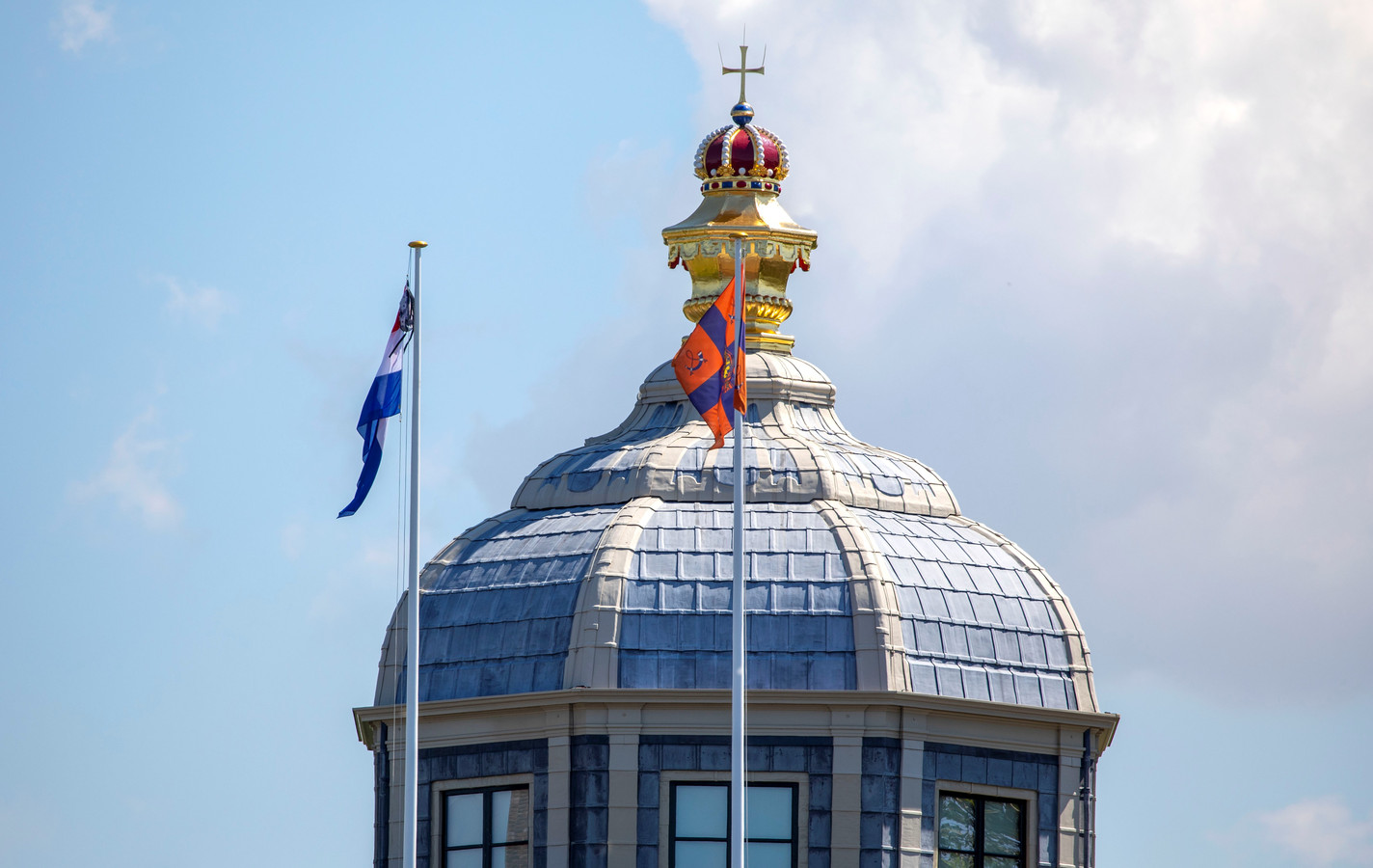 De vlag met tas wappert op Paleis Huis ten Bosch