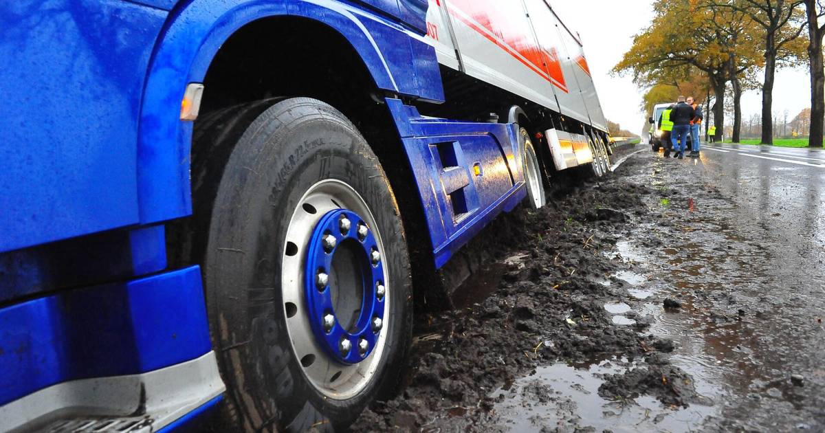 Vrachtwagen zakt weg in berm, N275 hele avond in beide richtingen dicht