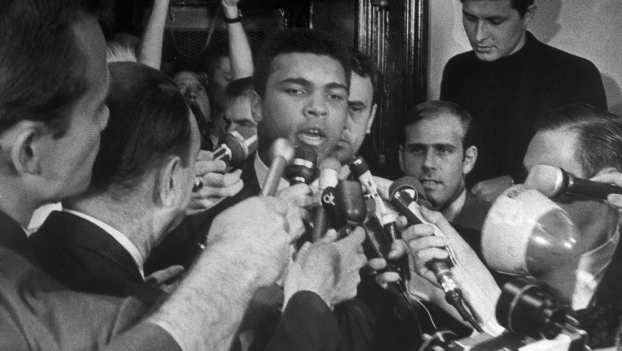 Muhammad Ali maakt in 1967 bij een persconferentie bekend dat hij weigert naar Vietnam te gaan. Beeld anp