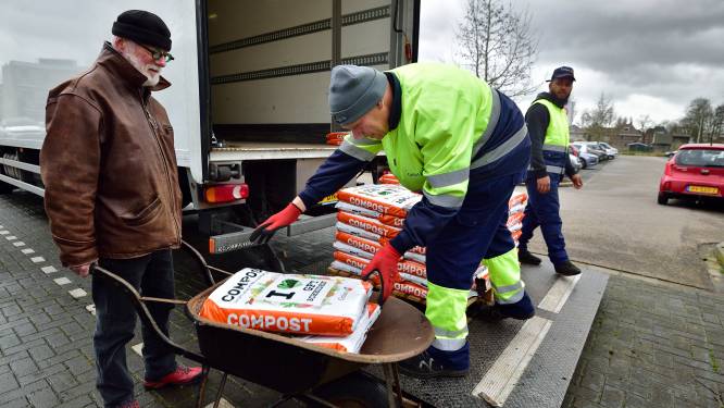 Files door hobbytuiniers die in de rij staan voor compost: ‘Het is gratis, dan komen de mensen wel’