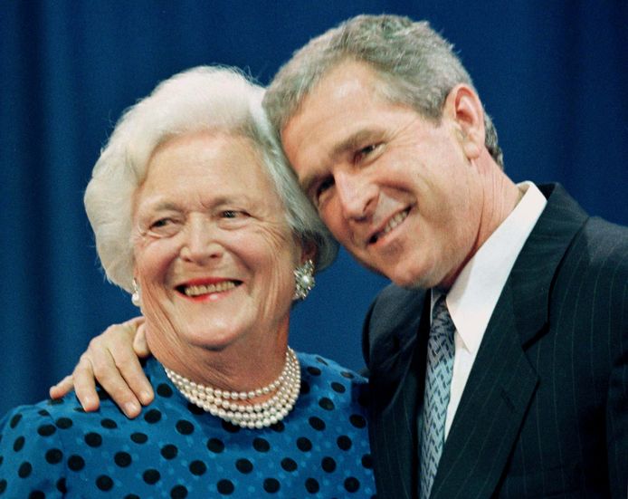 Barbara Bush met haar zoon George W. Bush in 2004.