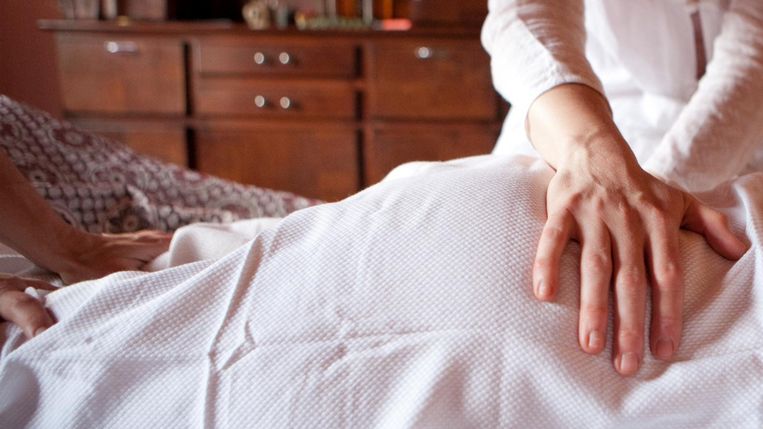 Een masseur geeft een holistische massage (archiefbeeld) Beeld Harry Cock / de Volkskrant