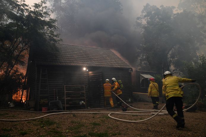 De landelijke brandweer heeft de handen vol aan de bosbranden in New South Wales (21.12.2019). Veel van de vrijwillige brandweermannen zijn tijdelijk gestopt met hun gewone job om te helpen met blussen.
