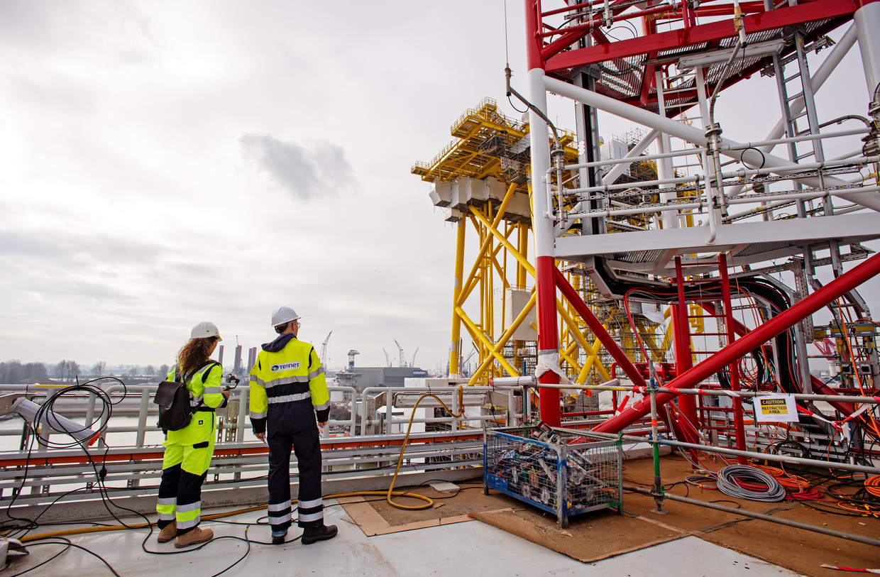 Een transformatorplatform in aanbouw op de werf van HSM in Schiedam. Het platform is inmiddels onderdeel van de windparken Borssele 1 en 2.  Ze zijn met kabels verbonden aan de windmolens, zetten wisselstroom om in gelijkstroom en transporteren die stroom richting het vaste land.  Beeld HH, ANP