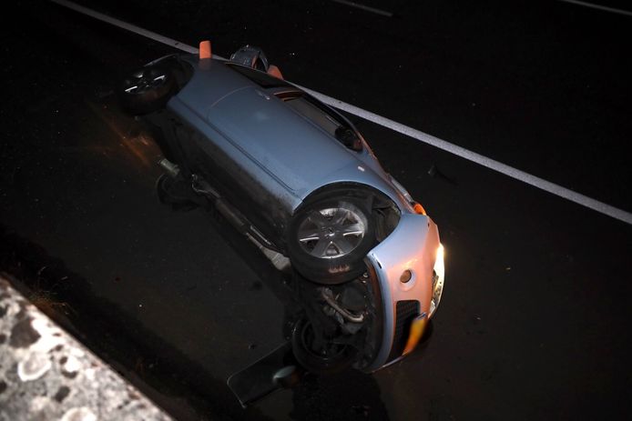Een auto botste maandagavond tegen een bestelbus en belandde op zijn kant op de A50 bij Sint-Oedenrode.