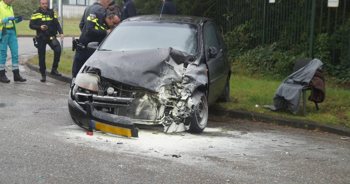 Vrachtwagen plet voorkant van auto bij botsing in Drunen, inzittende gewond naar ziekenhuis.