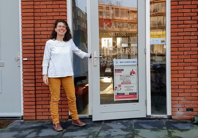 Lisa Leistra bij haar woongroep in de Delftse wijk Buitenhof.