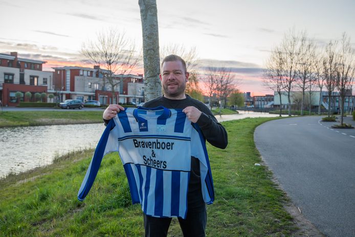 Barry van der Hooft, oud-speler van Hoek, heeft het shirt uit zijn periode bij de Zeeuws-Vlaamse club nog altijd.