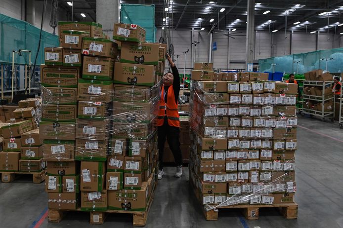 Een medewerkster van een Alibaba-verdeelcentrum in stad Wuxi stapelt bestellingen.