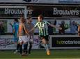 Blijdschap bij Yoran Popovic na zijn treffer tegen VV Capelle. SC Genemuiden won de eerste wedstrijd met 3-1 en staat daardoor al met zeker één been in de derde divisie.