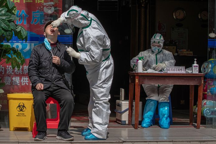 Archiefbeeld 1 april 2020: een inwoner van de Chinese stad Wuhan wordt op straat getest op het coronavirus.