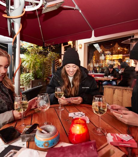 ‘Zotte zaterdag’ in Zutphen: spelletje pesten op het terras met een wit wijntje erbij