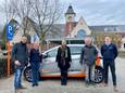 De gemeente Zoersel doet een beroep op Groep Kenis voor haar elektrische deelwagens. V.l.n.r.: Roel Van Elsacker (schepen), Caroline Wouters (Groep Kenis, Liesbeth Verstreken (burgemeester), Marc De Cordt (schepen mobiliteit en milieu) en Joren Van Tendeloo (Groep Kenis)